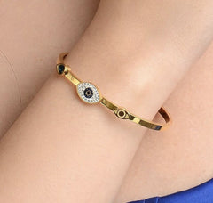 Evil Eye Bracelet, Gold-plated evil eye bracelet for women, Anti-tarnish stainless steel bracelet with diamond charm, Close-up of evil eye charm on bracelet, Bracelet styled with casual outfit, Slayink Bracelets
