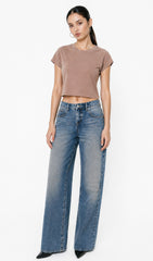 brown cotton crop top. aesthetic fashion top. Comfortable cotton crop top in latte brown shade.Basic brown crop top for casual and layered outfits. Trendy brown cotton crop top for women’s fashion store. Soft stretch cotton brown crop top for daily wear. Brown fitted crop top with clean minimal design. Cotton cap sleeve crop top in earthy brown tone.
Women’s latte brown cropped cotton t-shirt top. Casual chic brown cotton crop top for Gen Z fashion