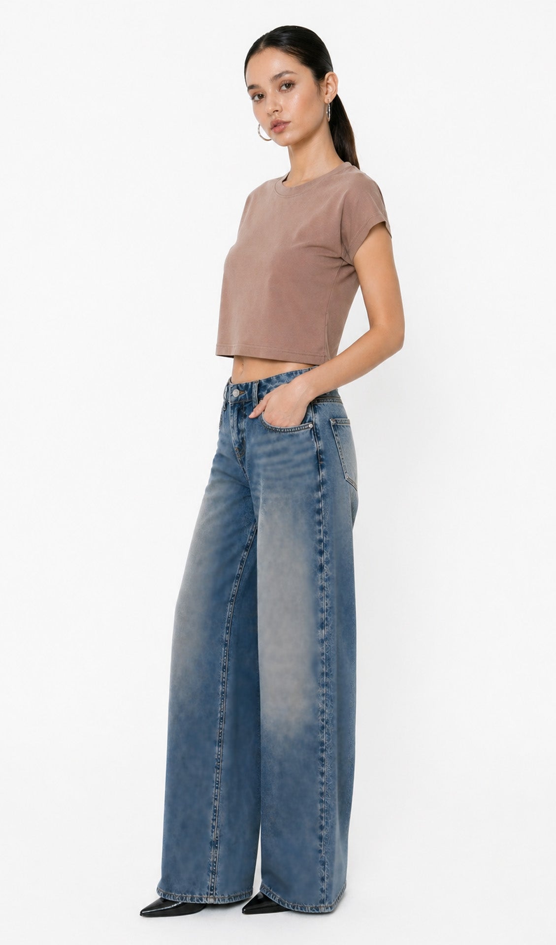 brown cotton crop top. aesthetic fashion top. Comfortable cotton crop top in latte brown shade.Basic brown crop top for casual and layered outfits. Trendy brown cotton crop top for women’s fashion store. Soft stretch cotton brown crop top for daily wear. Brown fitted crop top with clean minimal design. Cotton cap sleeve crop top in earthy brown tone.
Women’s latte brown cropped cotton t-shirt top. Casual chic brown cotton crop top for Gen Z fashion.