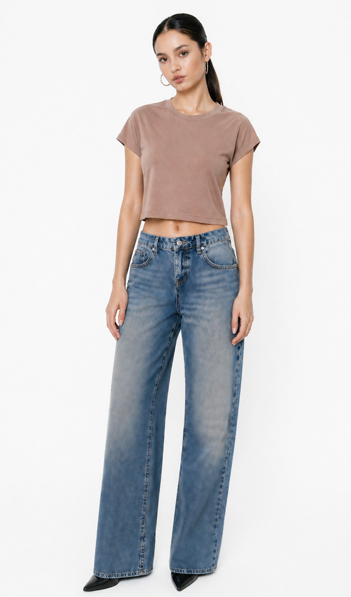 brown cotton crop top. aesthetic fashion top. Comfortable cotton crop top in latte brown shade.Basic brown crop top for casual and layered outfits. Trendy brown cotton crop top for women’s fashion store. Soft stretch cotton brown crop top for daily wear. Brown fitted crop top with clean minimal design. Cotton cap sleeve crop top in earthy brown tone.
Women’s latte brown cropped cotton t-shirt top. Casual chic brown cotton crop top for Gen Z fashion